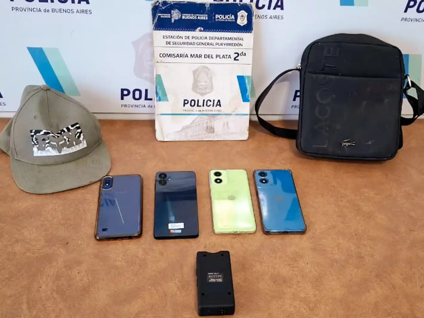 Para cometer el robo, amenazó al adolescente con una picana.