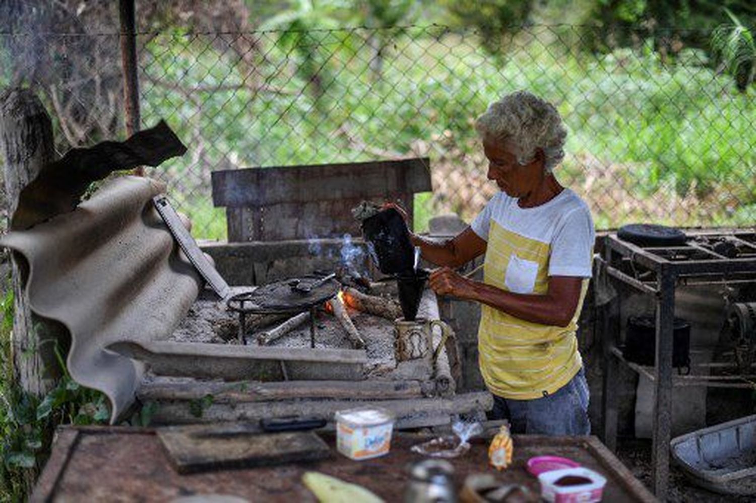 AFP: La pesada carga de leña para cocinar recae sobre los hombros de una Venezuela sin gas