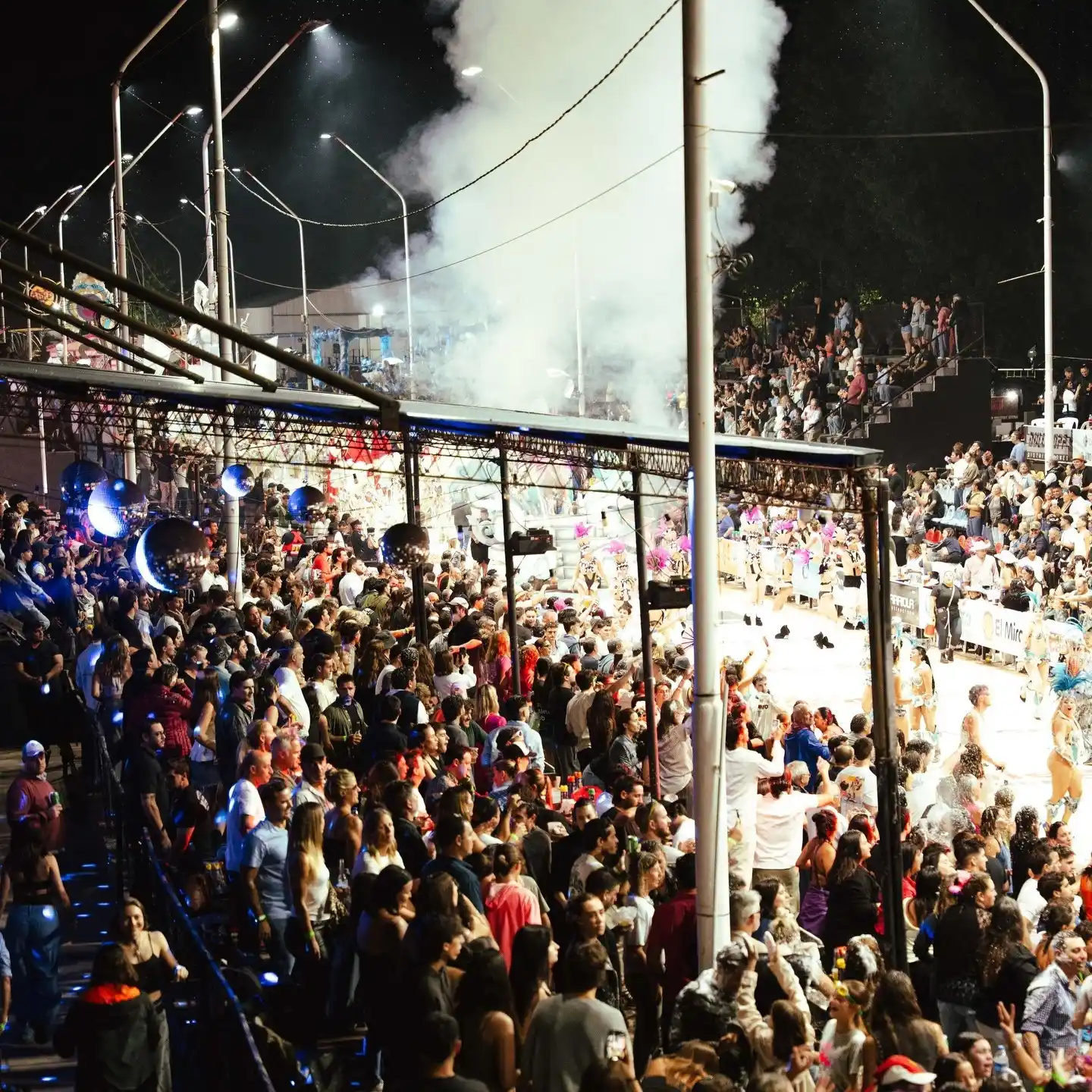 Cada noche de corso se colman las gradas de Milo en el corso.