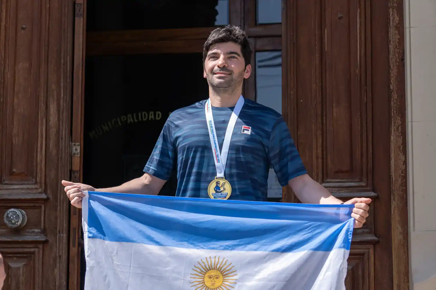 Gabriel Caparrós portando la medalla de campeón del Blind Tennis World Championships Italy 2024