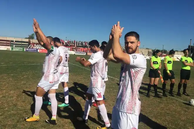 Sportivo las Parejas goleó a Douglas Haig y lo dejó sin invicto