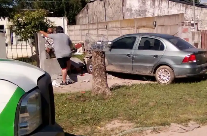 Conducía totalmente borracho y se llevó puesto un paredón