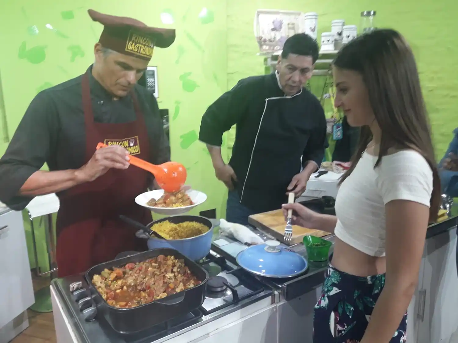 Hicieron en la televisión uruguaya la "Cazuela carrocera" para promocionar el desfile del sábado