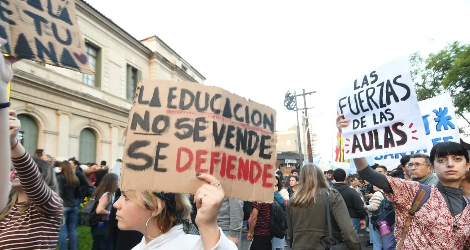 Según el vocero Adorni, la recomposición fue acordada en los valores reclamados y “de no mediar ningún cisne negro, se va a firmar desde el día lunes”.