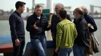 Con timbreos y  algunas recorridas, comienza la campaña oficialista
