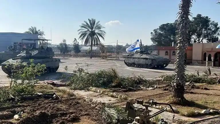 Vehículos militares israelíes operan en el lado de Gaza del cruce de Rafah,