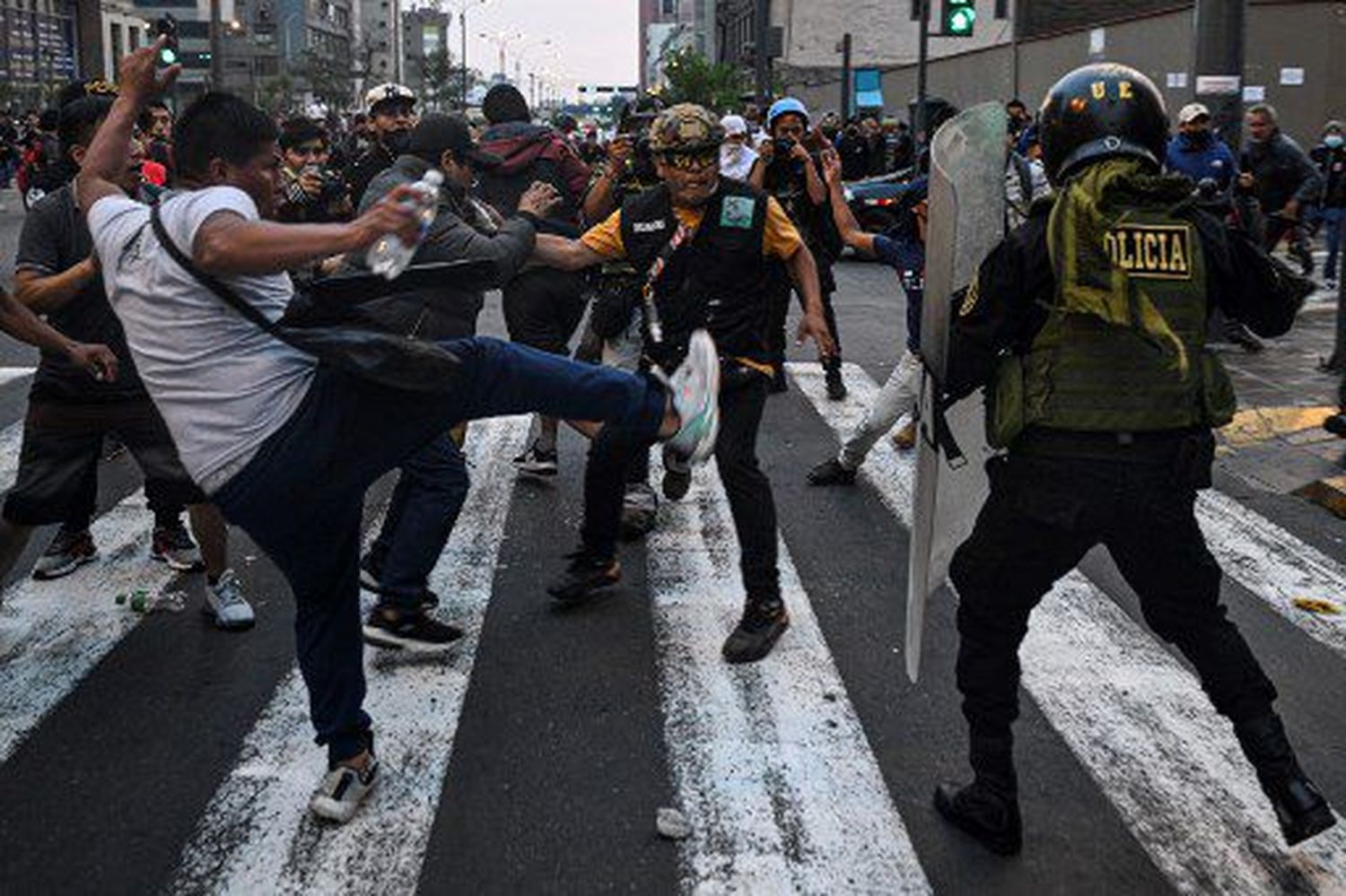 ¡PARA CALMAR LAS PROTESTAS! Presidenta de Perú tomó juramento a integrantes del nuevo gabinete ministerial