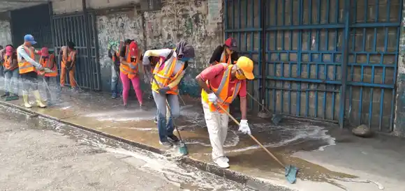 A puerta cerrada desinfectan mercado de Puerto La Cruz