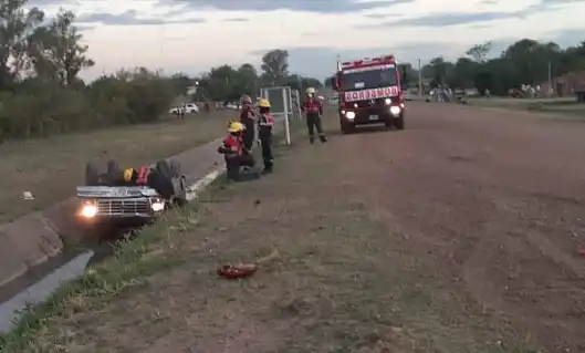 Impactante choque y vuelco entre una moto y una camioneta