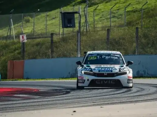 Tiago Pernía abandonó en la segunda carrera.