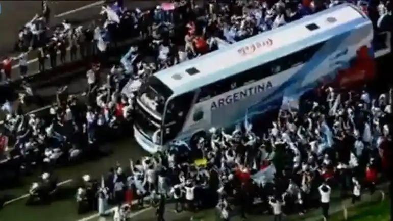 Miles de hinchas escoltan el micro de la Selección luego de su arribo al país