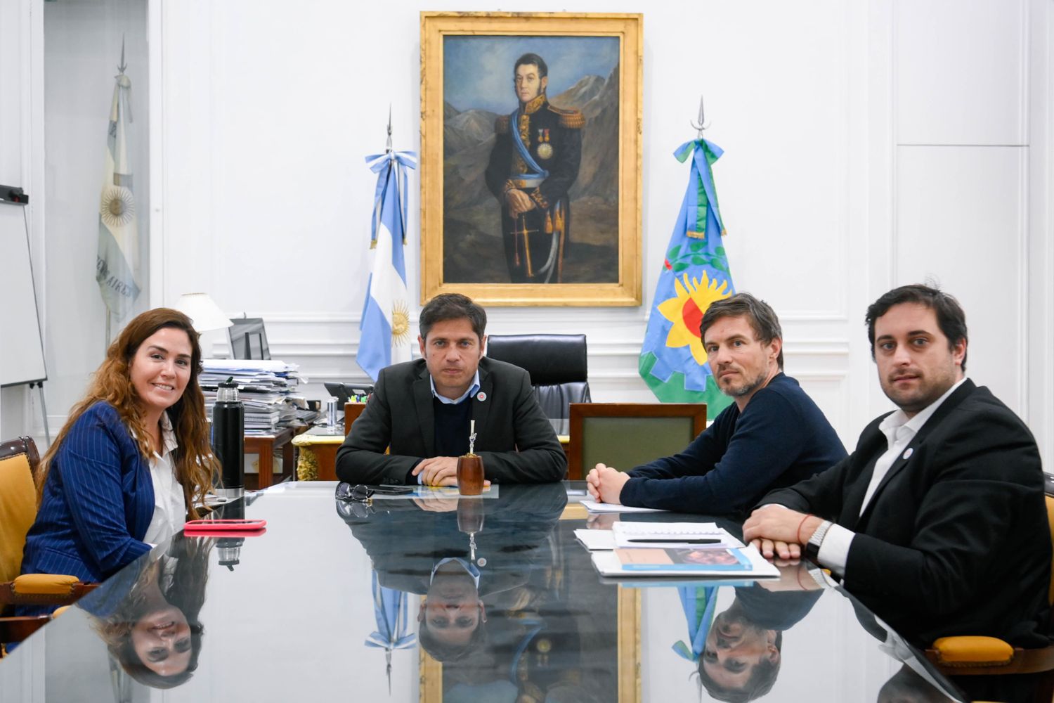 Jimena López, junto al gobernador y funcionarios provinciales