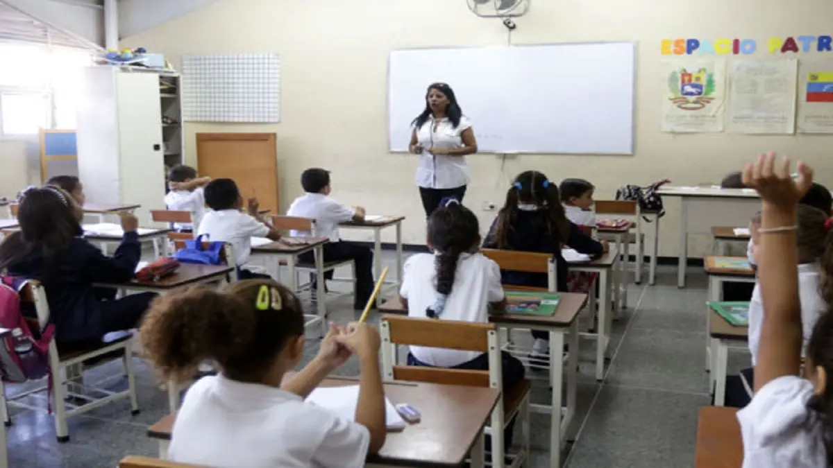 Dos millones de estudiantes regresan a clases: el gobierno promete escuelas listas, útiles y uniformes