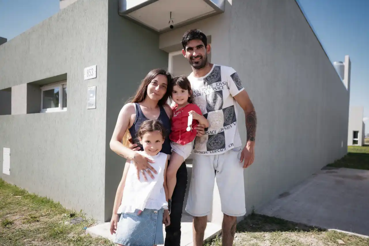 Kicillof entregó viviendas a familias de Tandil y Ayacucho