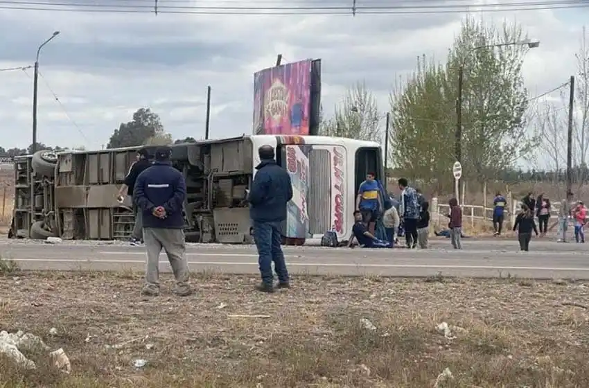 Un micro que trasladaba hinchas de Boca volcó cerca de Mendoza: un muerto y varios heridos