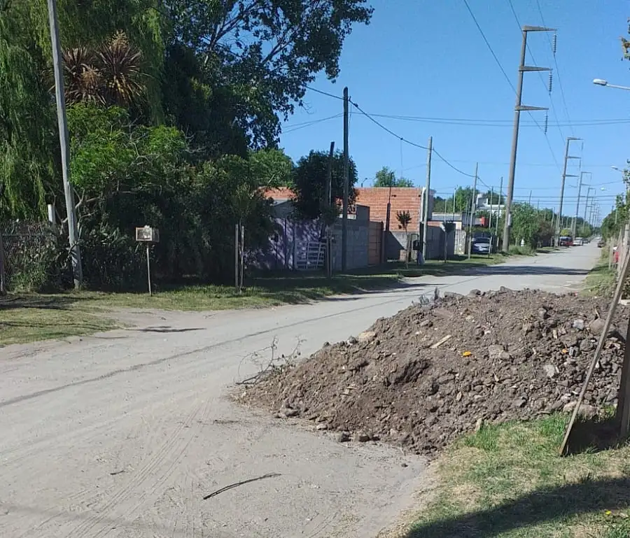 Vecinos de Juárez al 2300 denuncian que les arrojaron tierra y ahora los recolectores no pueden pasar