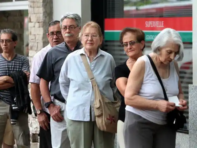 Estudian pagar un bono a jubilados y adelantar la suba de haberes de diciembre