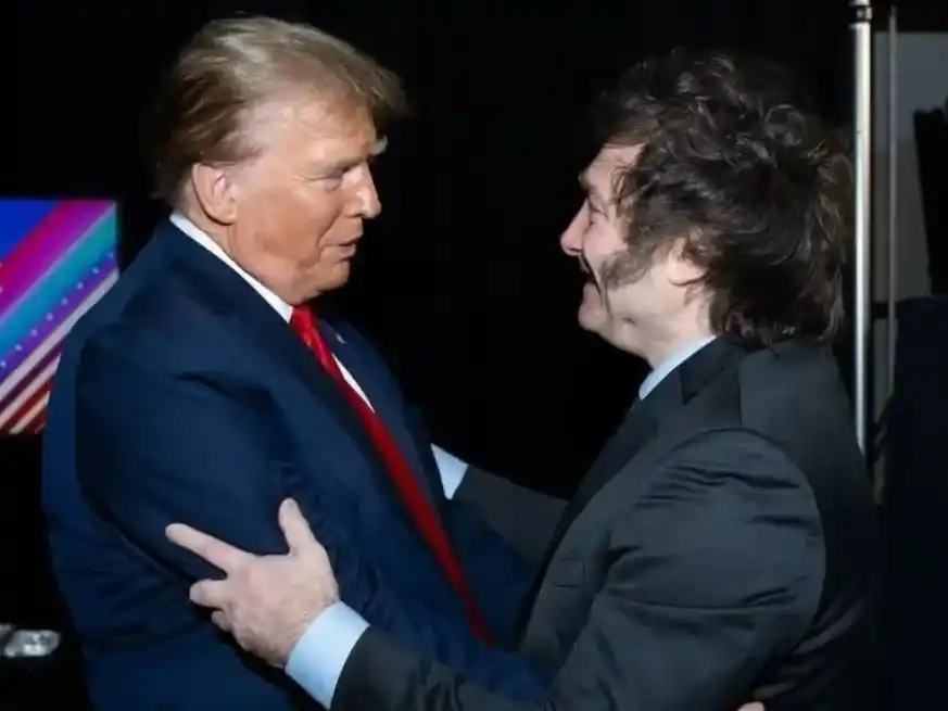 Donald Trump reconoce a Javier MIlei, pero también le aplicaría aranceles a Argentina.