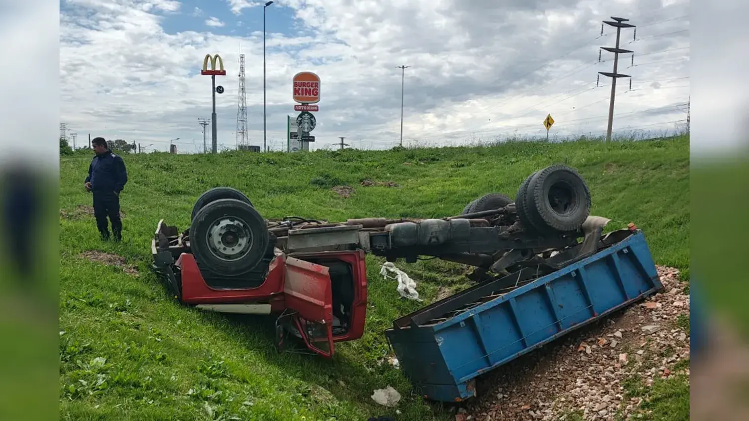 Vuelco camión Panamericana Pilar.