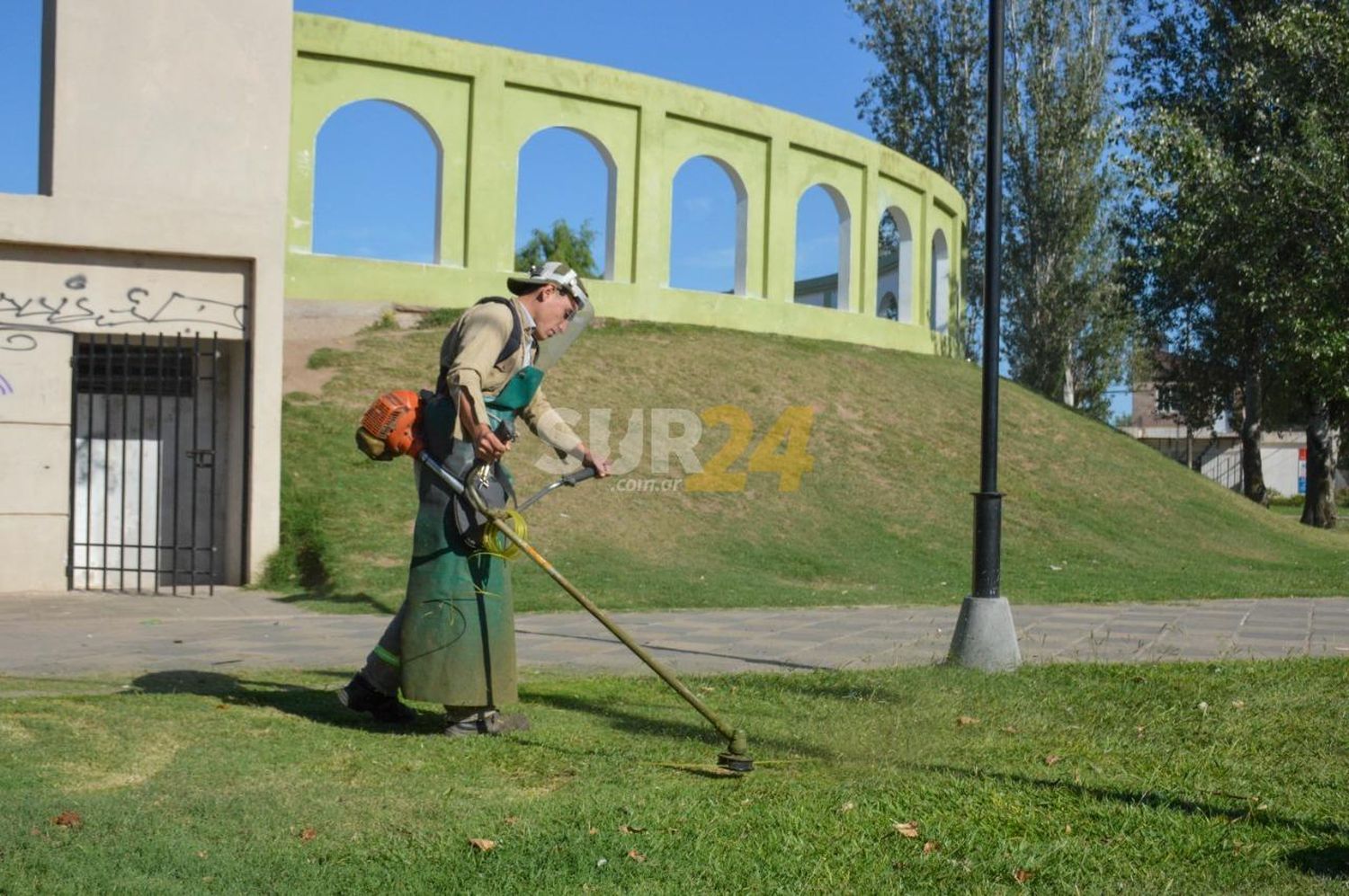 Intenso trabajo municipal en el cuidado de plazas y plazoletas