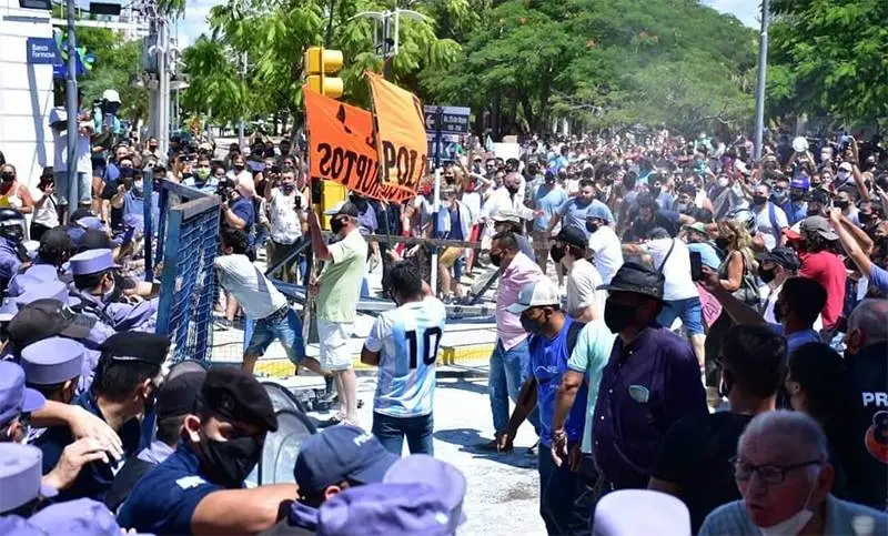 Graves incidentes tras la decisión del Gobierno provincial de volver a Fase 1
