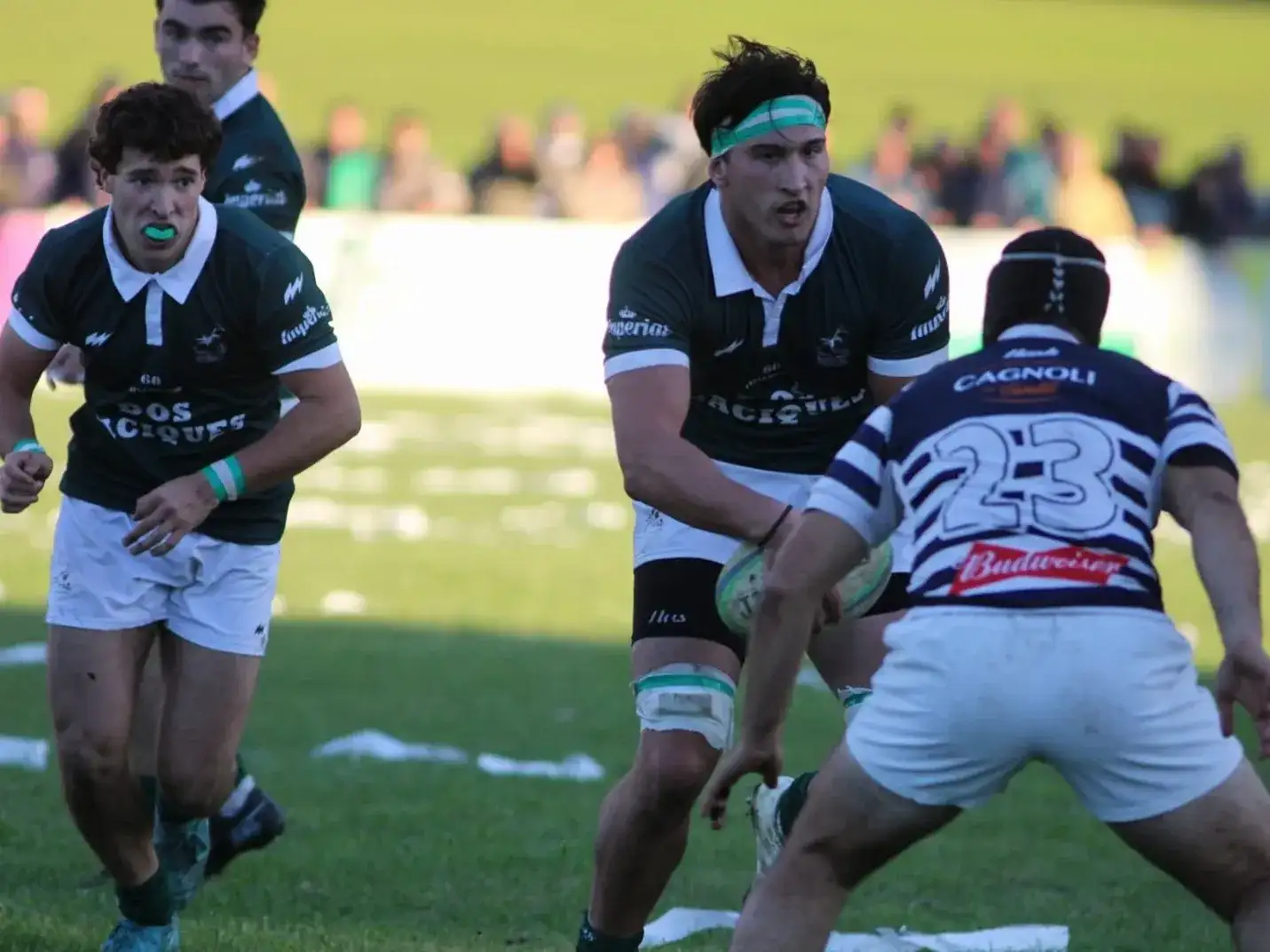 Un avance de Guido Riva apoyado por Francisco Linares, ante la marca de Mateo Mauro.

Foto: Silvia Iparraguirre.