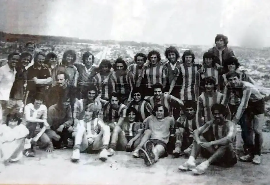 Diego Maradona, con el plantel de Argentinos Jrs. de Tandil