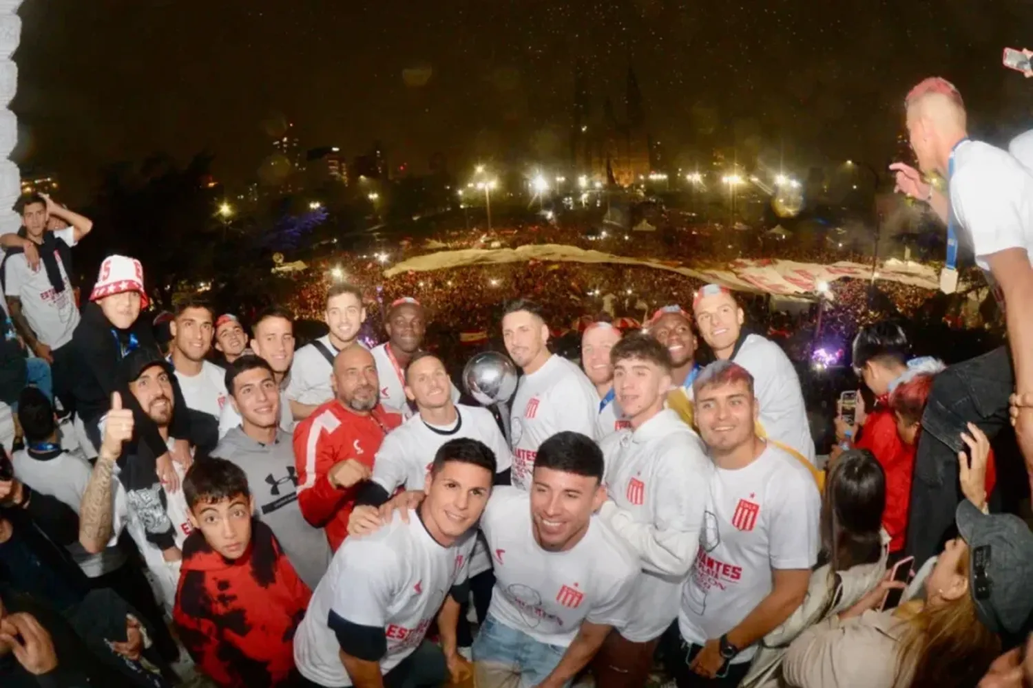 Los jugadores de Estudiantes celebraron junto a los hinchas la obtención de un nuevo título