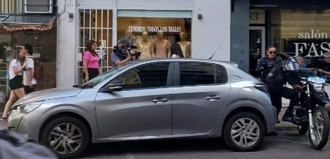 El perro quedó encerrado dentro de un Peugeot 308.