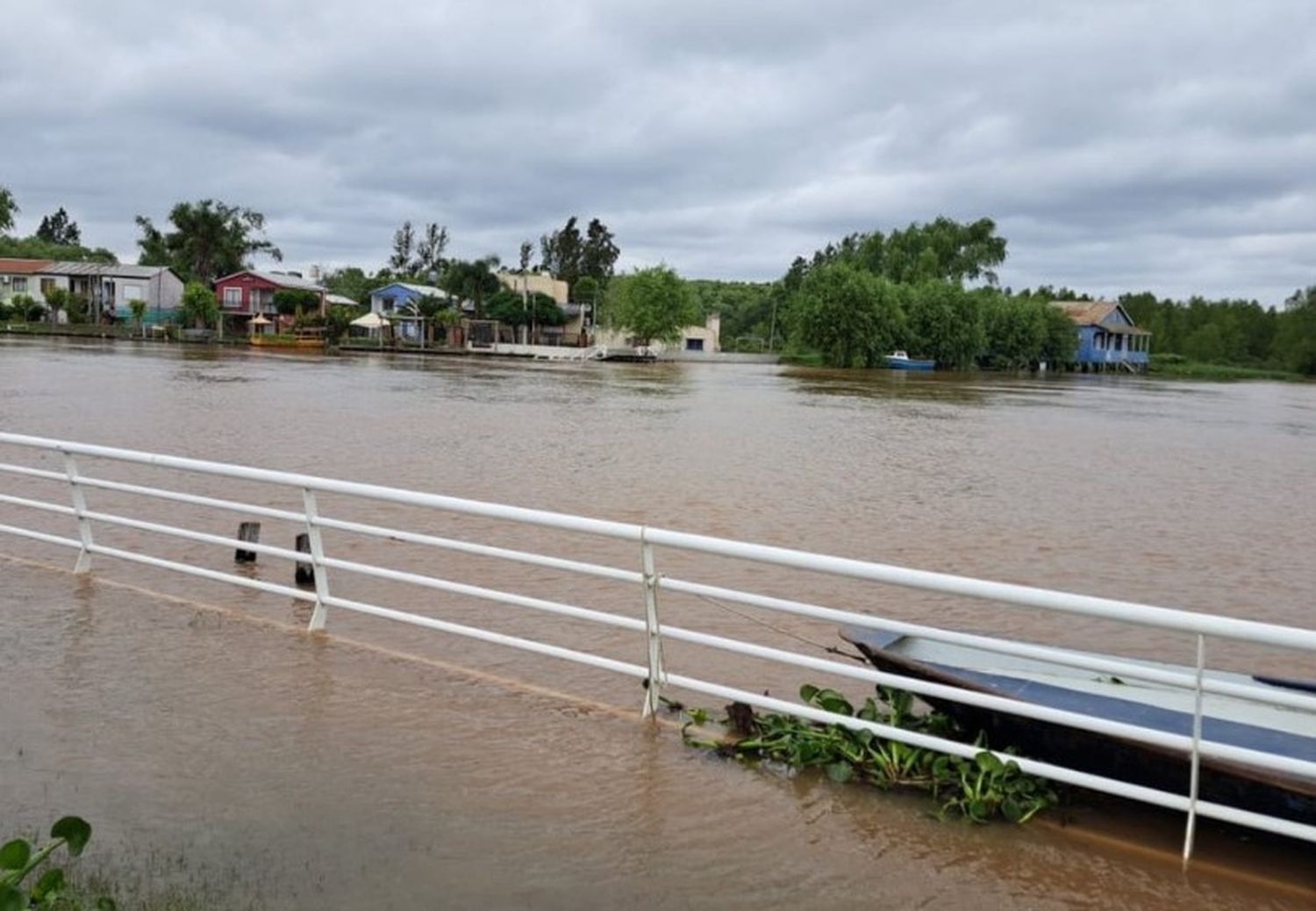 El agua ya llegó a Villa Paranacito.