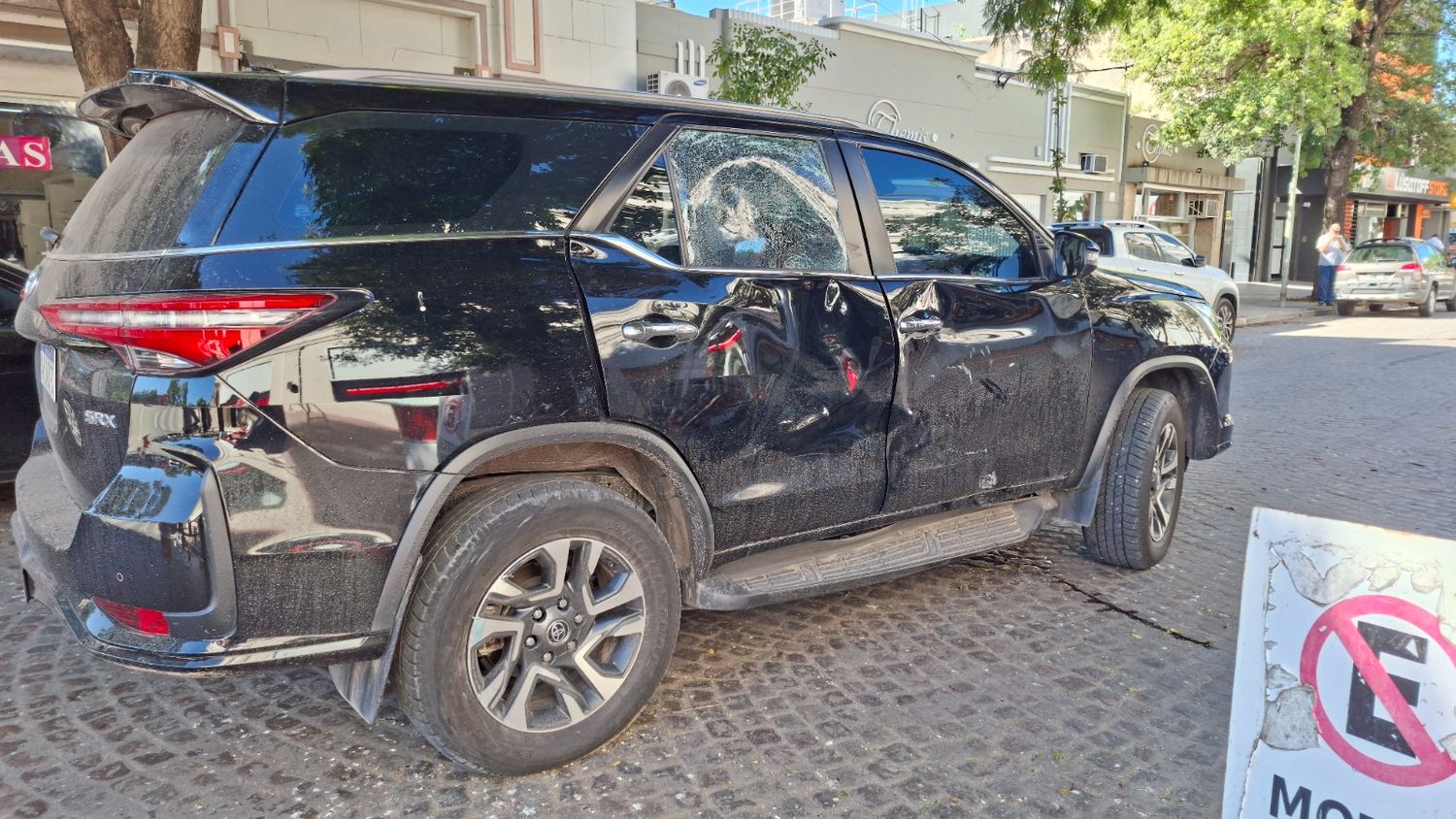 Fuerte choque en pleno centro: una moto impactó de lleno contra una camioneta en Bv. Santa Fe