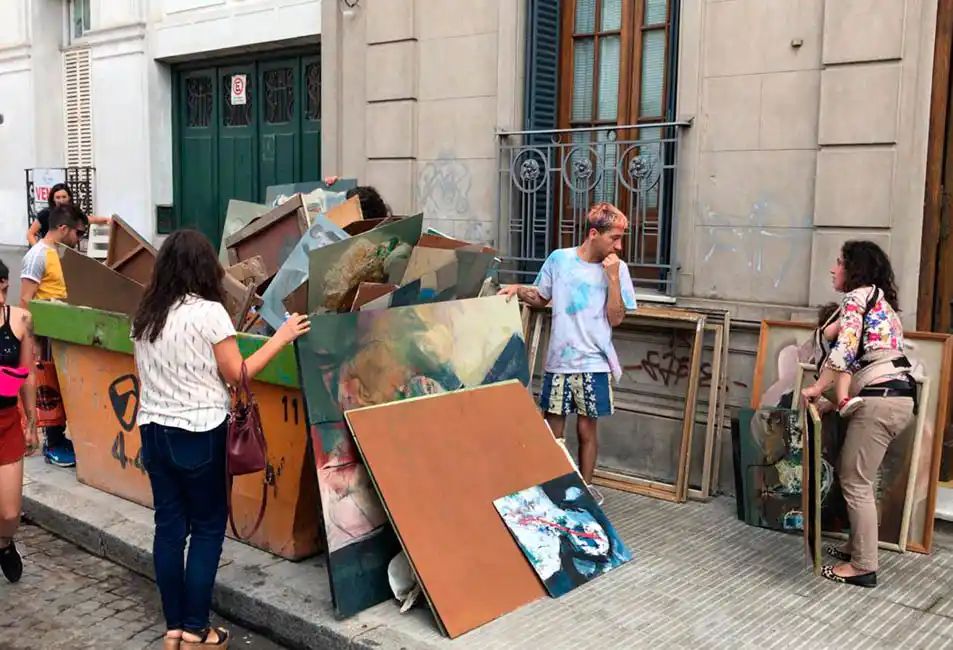 Una artista sacó sus obras a la calle y lo que pasó fue sorprendente