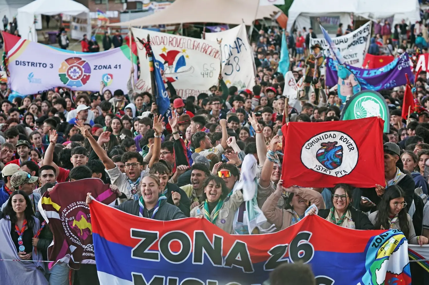 Una fiesta. El acto de apertura del campamento nacional scout