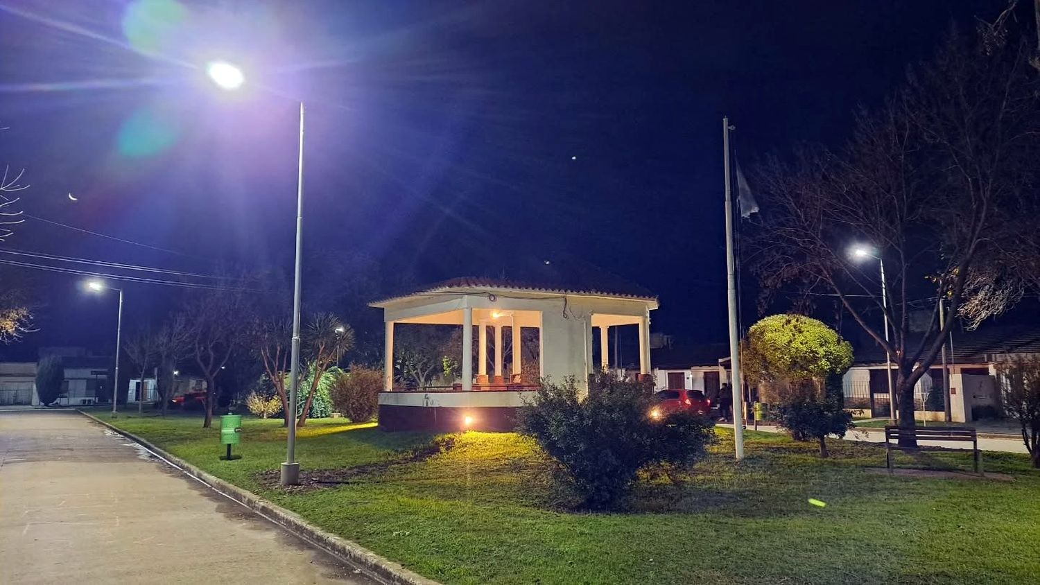 Luces LED. En las calles internas del Barrio El Prado.