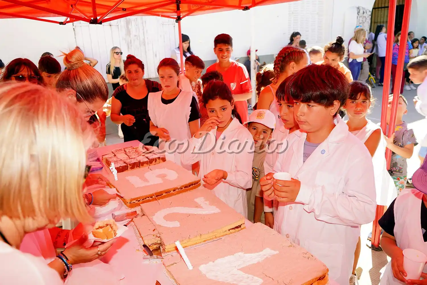 Corte de la torta. En uno de los momentos más coloridos de la celebración