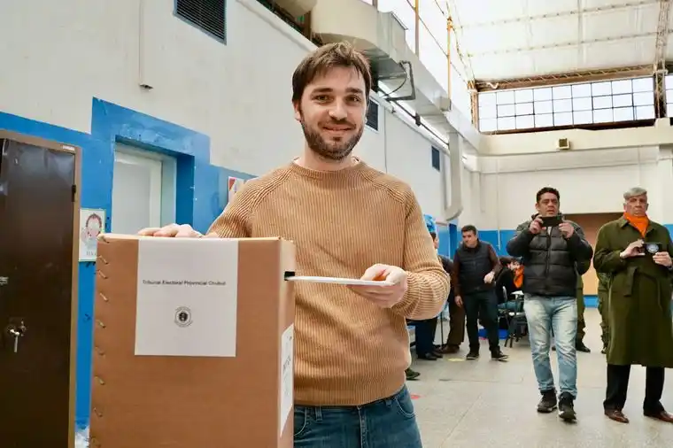 Ignacio Torres emitiendo su voto