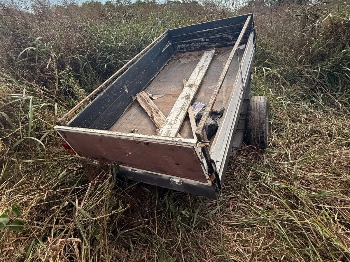 Robaron un carro de la calle y lo abandonaron detrás de un descampado