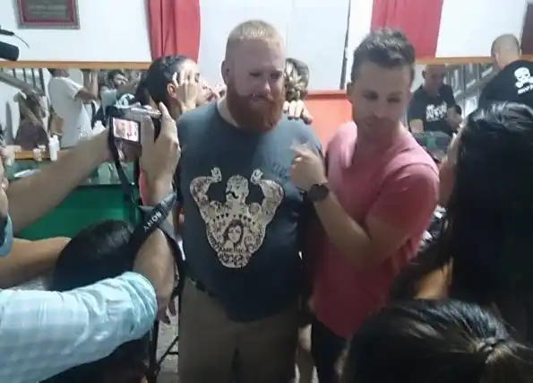 Los youtubers Dustin Luke y Nihill, a minutos de salir en el Carnaval 
