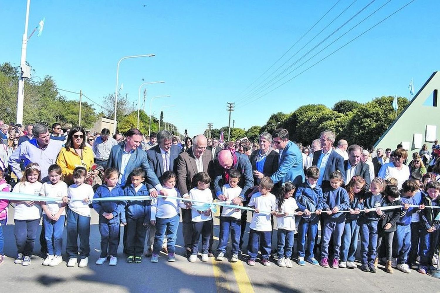 Corte de cintas en el mediodía del domingo 12 de mayo de 2019 en San Eduardo.