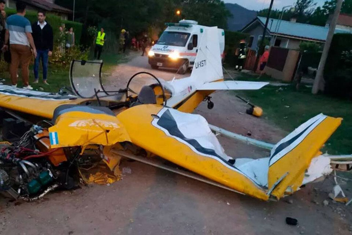 Se estrelló una avioneta de acrobacias e hirió de gravedad a una mujer y su hija