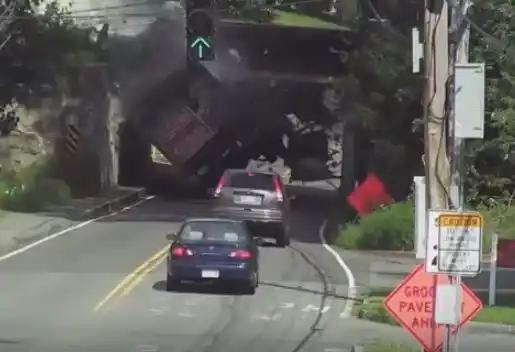 VIDEO: Calculó mal la altura y estrelló el camión contra un puente