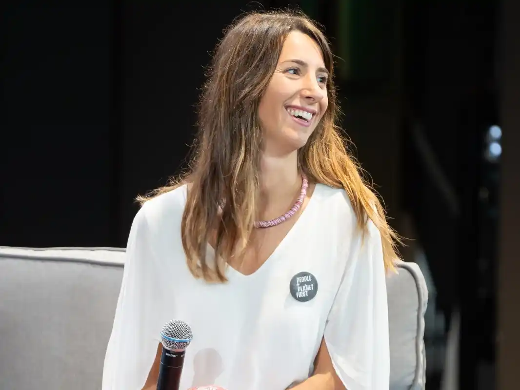 Jessica Oyarbide, la protagonista del Mano a mano, durante un panel sobre Compra Sostenible, en el último Social Enterprise World Forum 2025 en Taiwán.