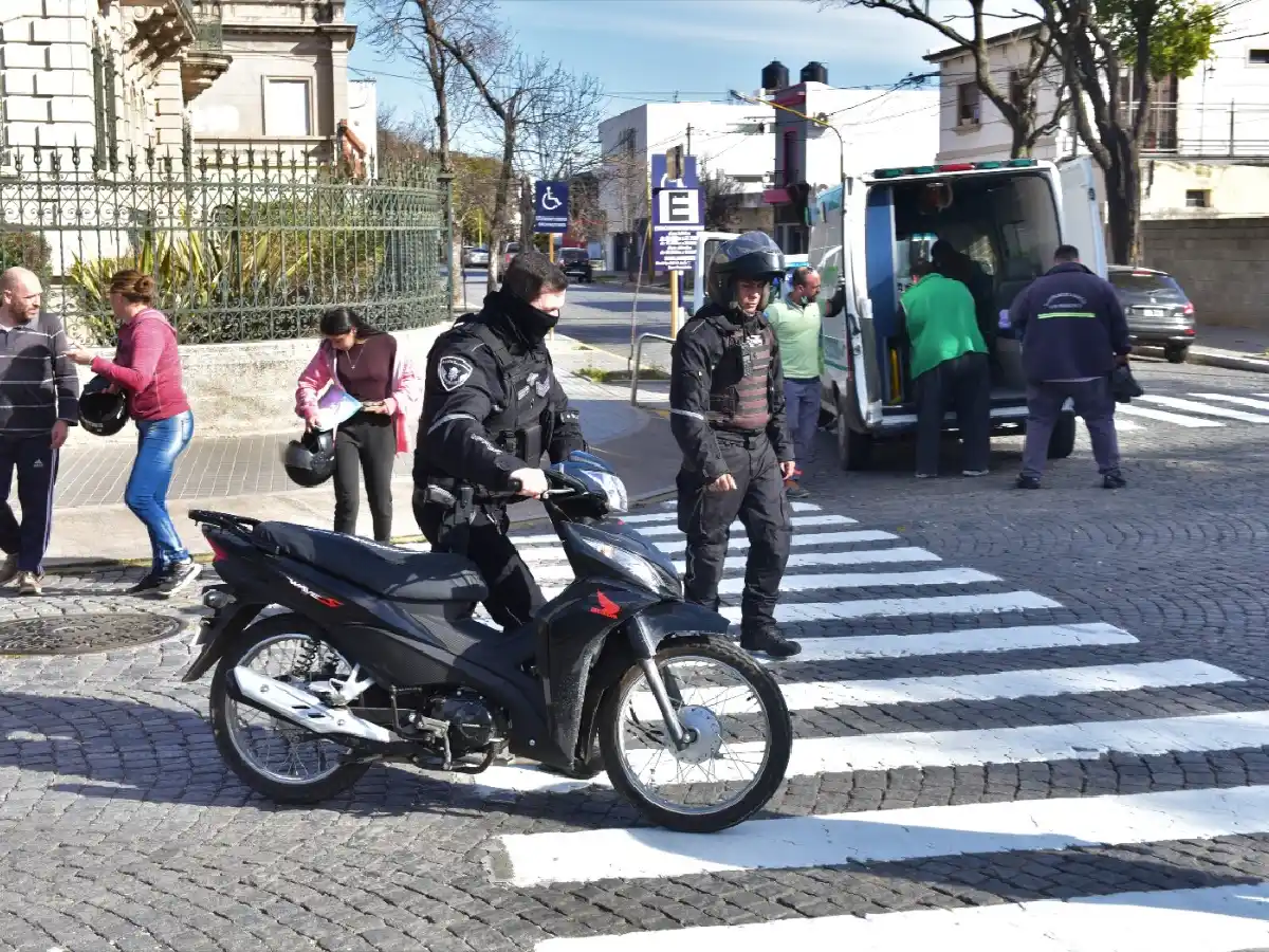 Choque entre moto y bicicleta dejó dos jóvenes lesionado