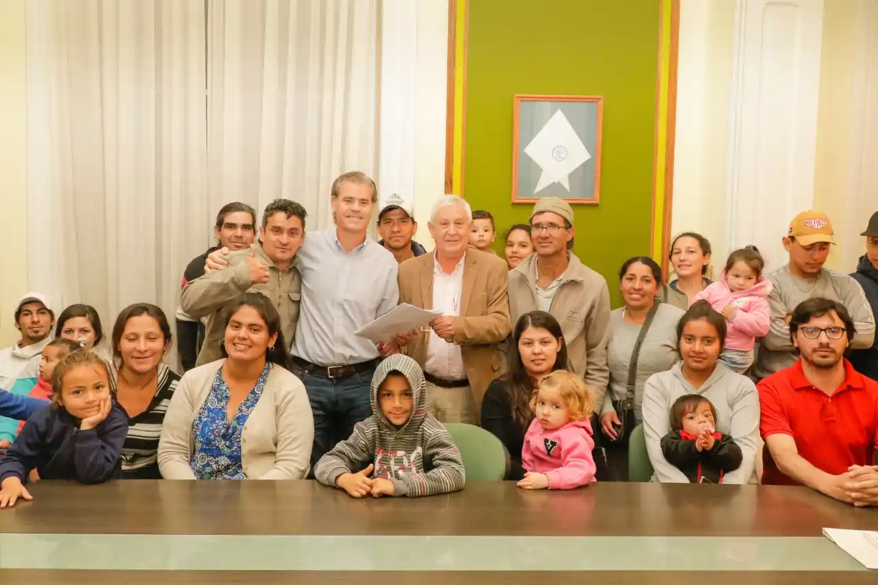 Piaggio firmó un convenio para que los vecinos del barrio Quijano compren sus tierras