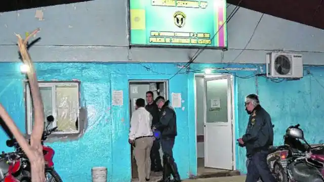 Santiago del Estero: descubrieron a un jefe policial comiendo asado y tomando vino con los presos