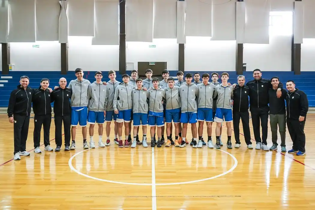 Los 19 convocados con todo el cuerpo técnico. Foto: CABB