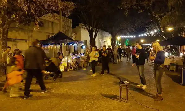 La calle Alem volvió a tener un domingo diferente, con música y artistas callejeros