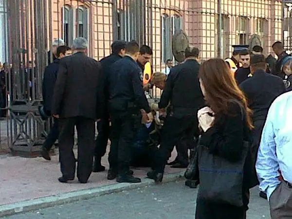 Dos hombres intentaron suicidarse frente a la Casa Rosada