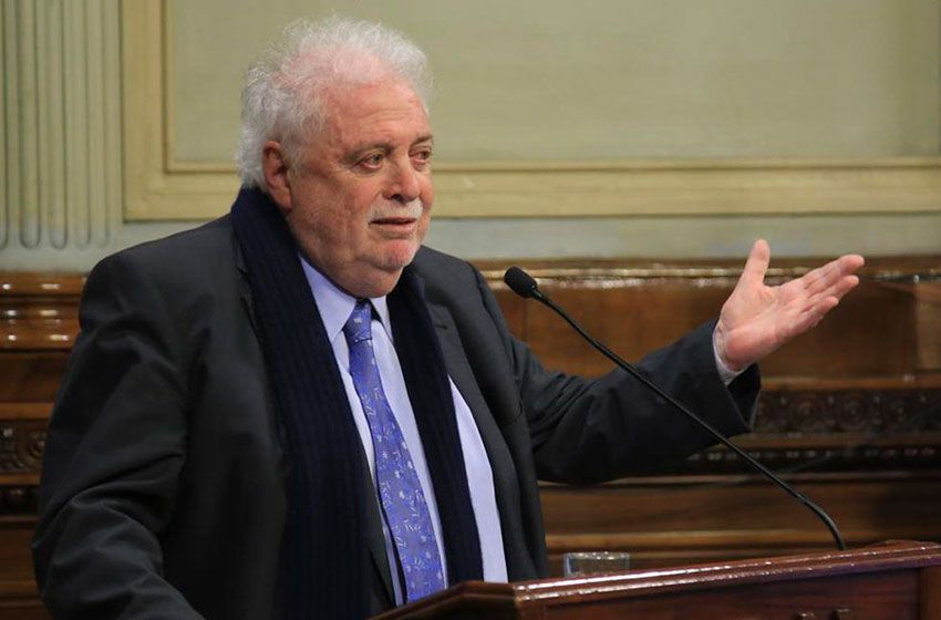 Vacunatorio VIP: los vecinos de Ginés González García lo recibieron con un cacerolazo