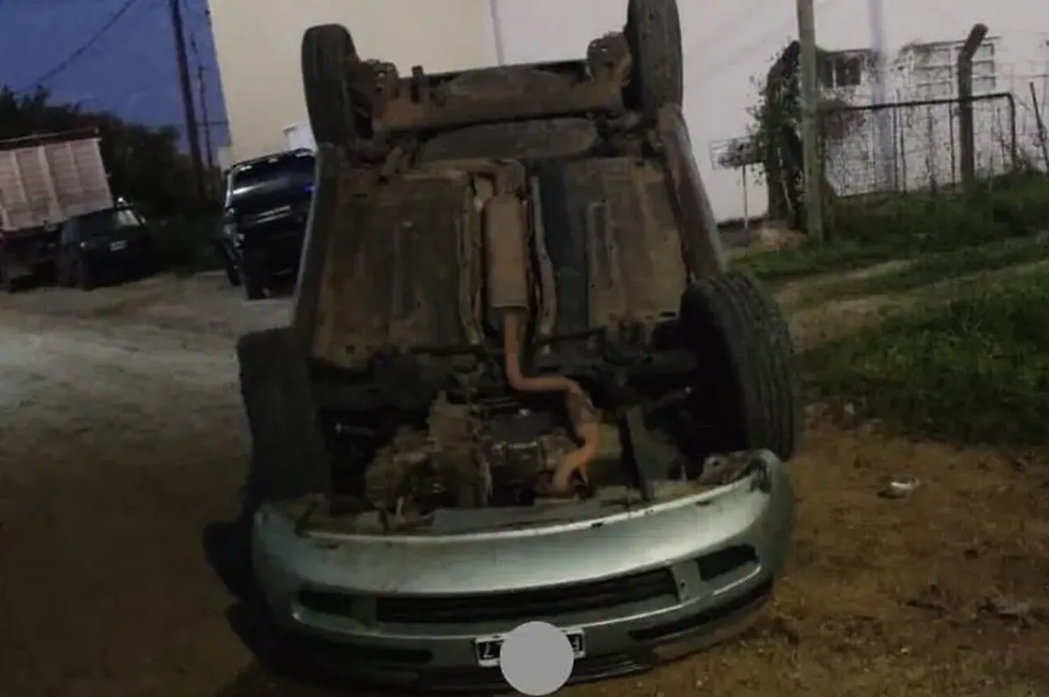 Se distrajo con el celular y terminó tumbando el auto